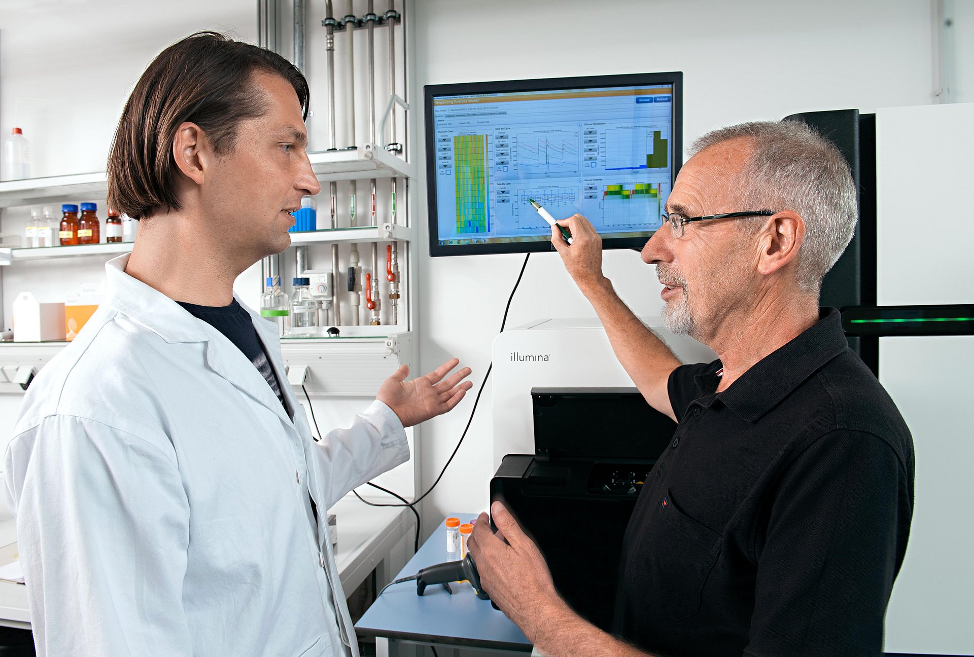 Prof. Ruedi Fries (rechts) und Dr. Hubert Pausch überprüfen Sequenzierdaten von Zuchtrindern.