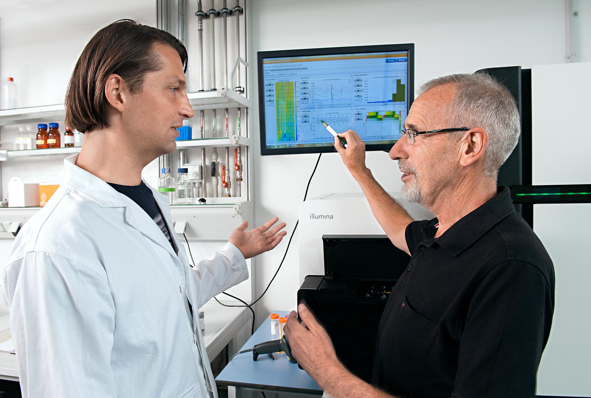 Prof. Ruedi Fries (right) und Dr. Hubert Pausch monitor sequence data of breeding cattle.