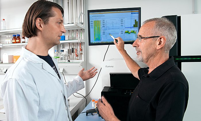 Prof. Ruedi Fries (rechts) und Dr. Hubert Pausch überprüfen Sequenzierdaten von Zuchtrindern.