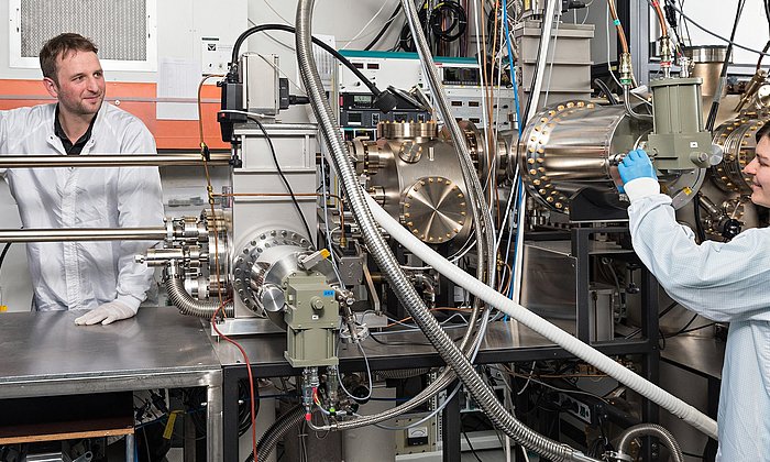 Researcher in a physics laboratory at TUM.