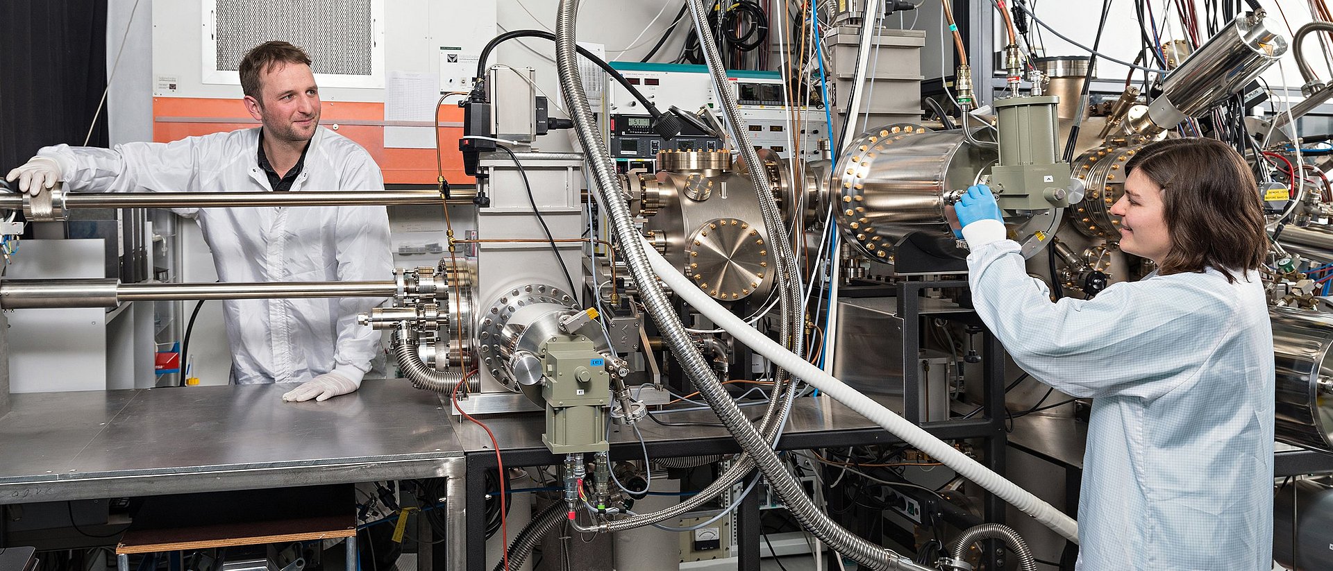 Researcher in a physics laboratory at TUM.