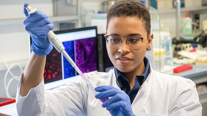 Wissenschaftlerin Gheo Idrissou forscht im Labor für den TRR 267