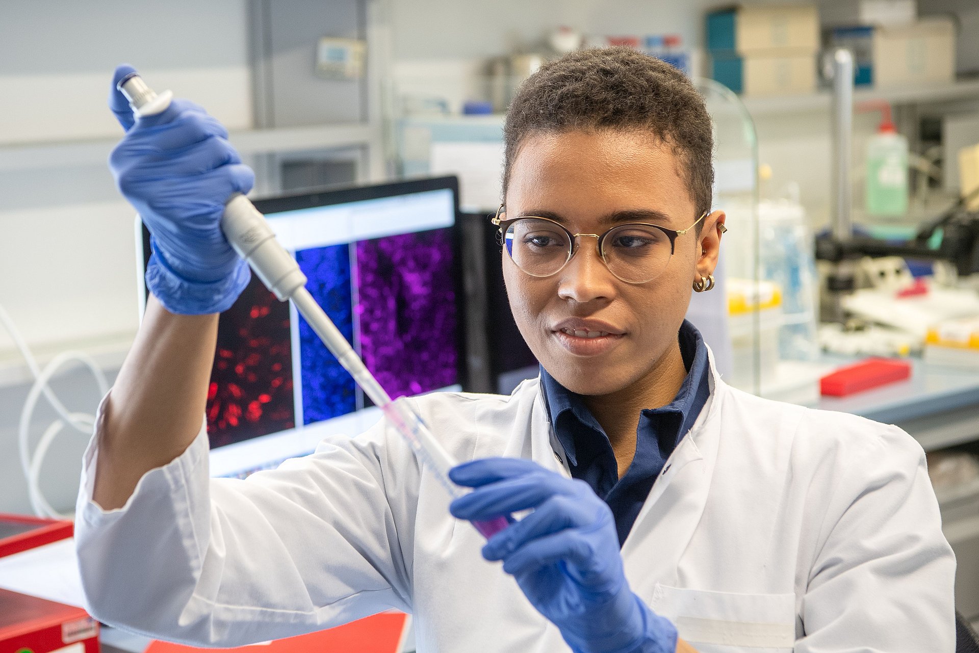 Gheo Idrissou, a researcher at TRR 267, working in the lab