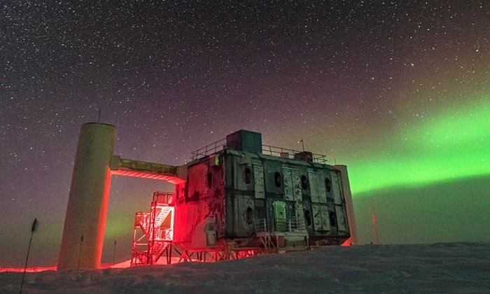 Das IceCube Lab am Südpol unter den Sternen.