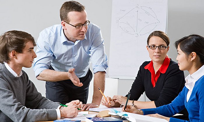 Der Dekan der Wirtschaftsfakultät, Prof. Gunther Friedl, mit BWL-Studierenden. (Bild: A. Eckert / TUM)