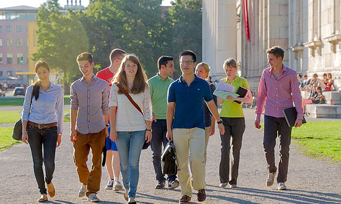 Studierende auf dem Weg zur TUM.