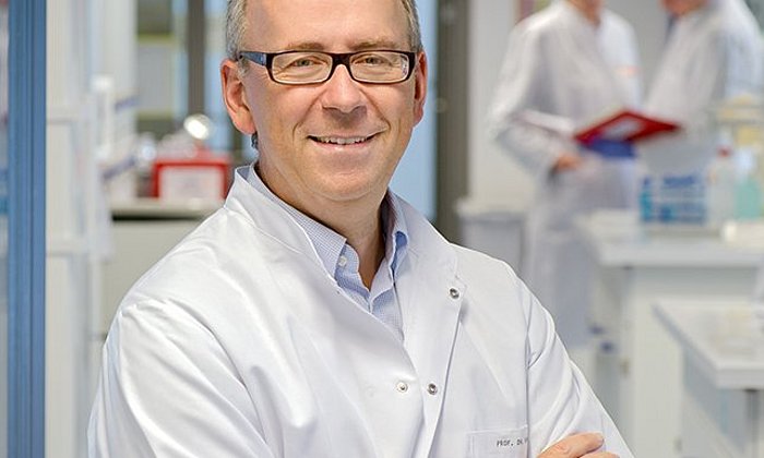 Percy Knolle, Professor für Molekulare Immunologie an der TUM, untersucht die Ursachen des Leberversagens. (Bild: A. Heddergott / TUM)