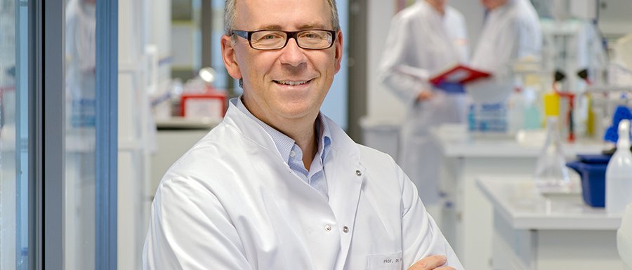 Percy Knolle, Professor für Molekulare Immunologie an der TUM, untersucht die Ursachen des Leberversagens. (Bild: A. Heddergott / TUM)