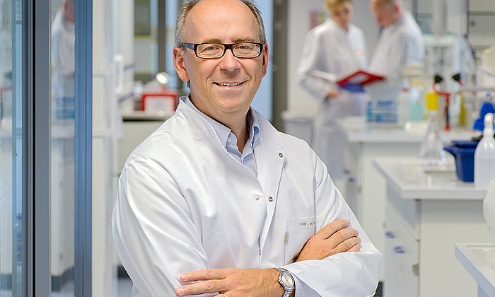 Percy Knolle, Professor for Molecular Immunology at TUM, investigates the cause of liver failure. (Image: A. Heddergott / TUM)