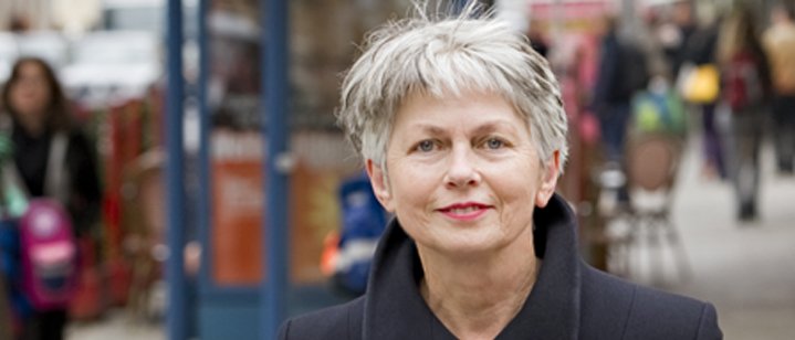 Professorin Sophie Wolfrum erklärt, wie Stadtteile geplant werden müssen, damit sich die Menschen dort wohlfühlen. (Bild: Astrid Eckert / TUM) Professorin Sophie Wolfrum erklärt, wie Stadtteile geplant werden müssen, damit sich die Menschen dort wohlfühlen.