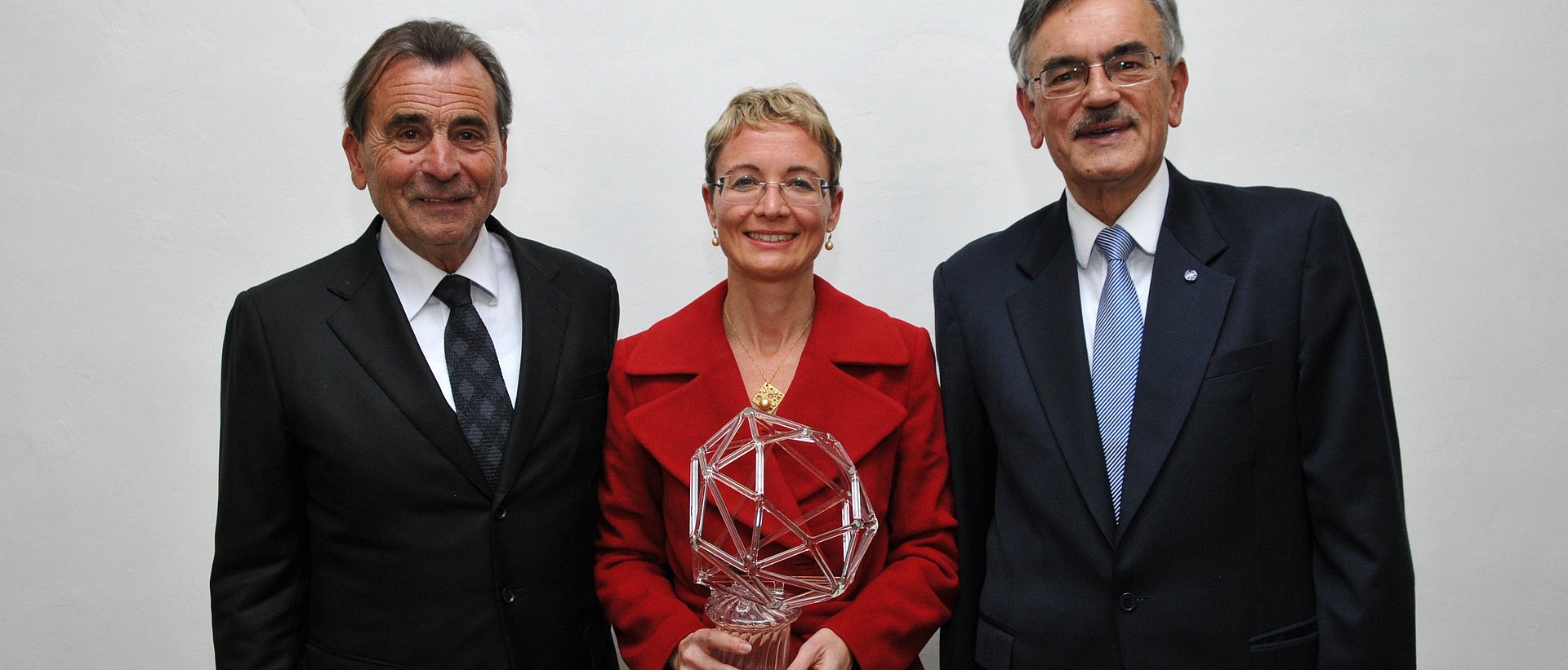 Preisträgerin Angela Casini mit Hans Steindl, Bürgermeister der Stadt Burghausen und Ehrensenator der TUM (links), und TUM-Präsident Wolfgang A. Herrmann. (Bild: Anton Mack)