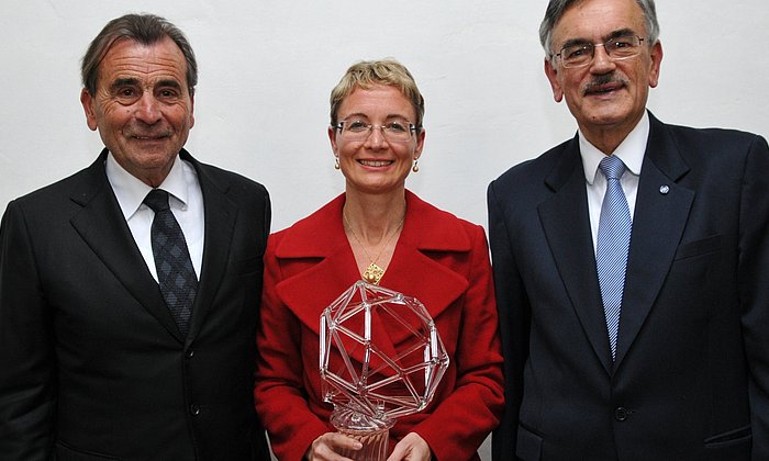 Preisträgerin Angela Casini mit Hans Steindl, Bürgermeister der Stadt Burghausen und Ehrensenator der TUM (links), und TUM-Präsident Wolfgang A. Herrmann. (Bild: Anton Mack)