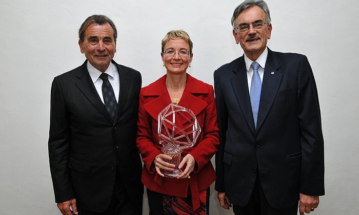 [Translate to en:] Preisträgerin Prof. Angela Casini mit Hans Steindl, Bürgermeister der Stadt Burghausen und Ehrensenator der TUM (links), und TUM-Präsident Wolfgang A. Herrmann. (Bild: Anton Mack)