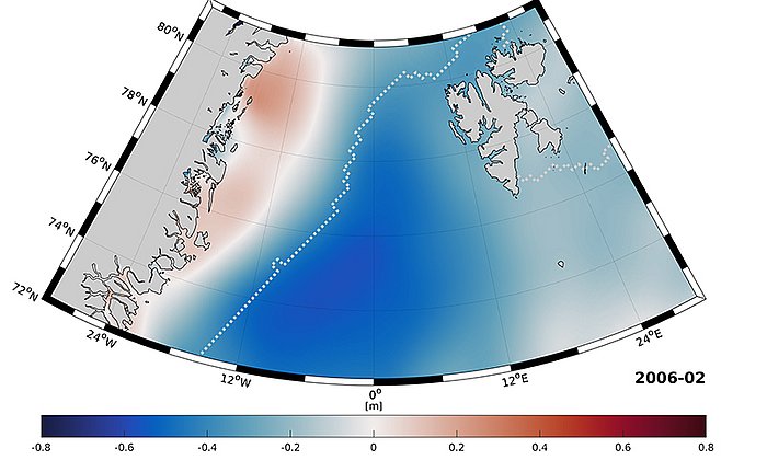 Das Meer östlich von Grönland ist das ganze Jahr von Eis bedeckt (die weiße Linie zeigt die Grenze des Meereises). Das Wasser darunter unterliegt einer jahreszeitlichen Dynamik und wird beeinflusst durch die Strömungen im atlantischen Ozean.