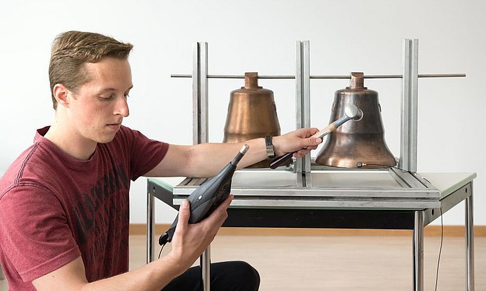 Masterstudent Felix Thomann bei der Klangmessung.