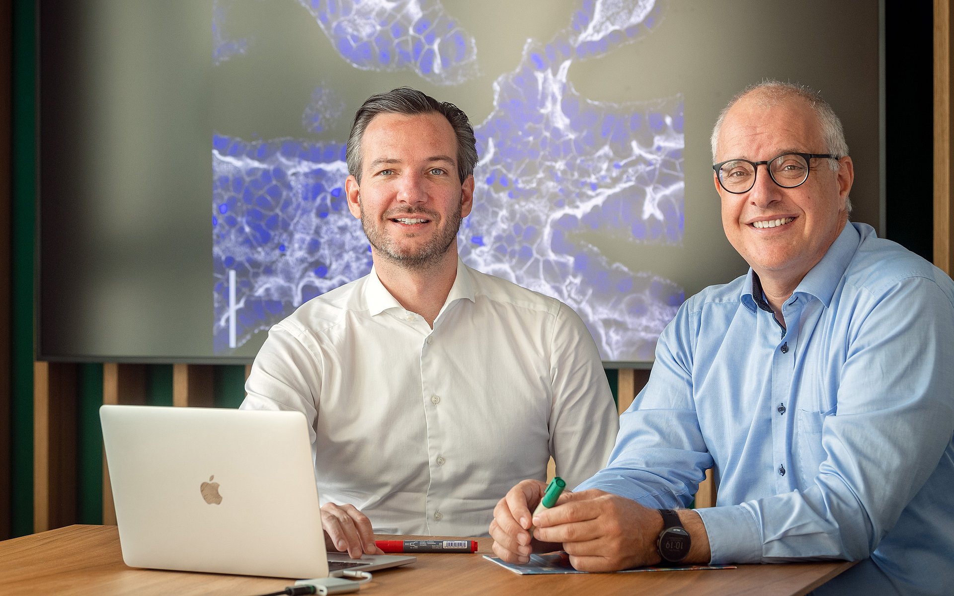 A research team led by Prof. Maximilian Reichert (left) and Prof. Andreas Bausch has developed a novel organoid model of pancreatic cancer.