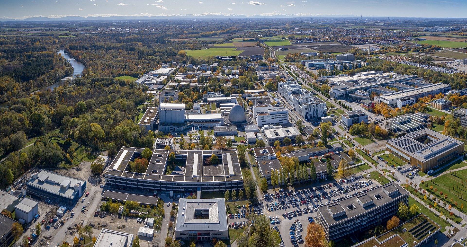 Panorama-Luftaufnahme des Garchinger-Forschungscampus von Norden mit Blick Richtung Alpen