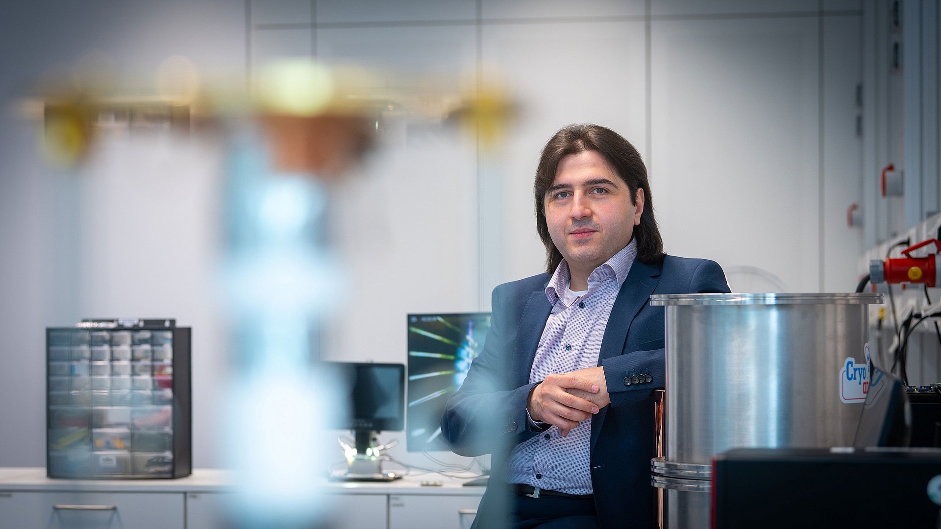 Prof. Hussam Amrouch forscht in seinem Garchinger Labor im Siemens Technology an den Chipgenerationen der Zukunft.