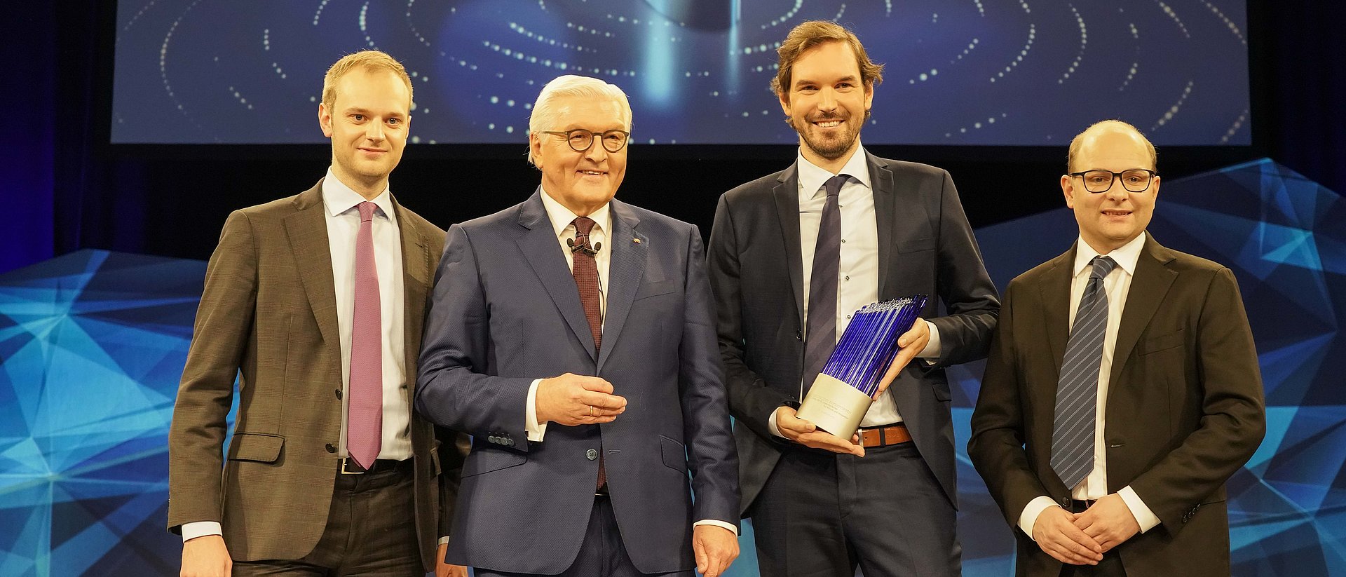 Federal President Frank-Walter Steinmeier presents the German Future Prize to Alexander Rinke, Martin Klenk and Bastian Nominacher. 
