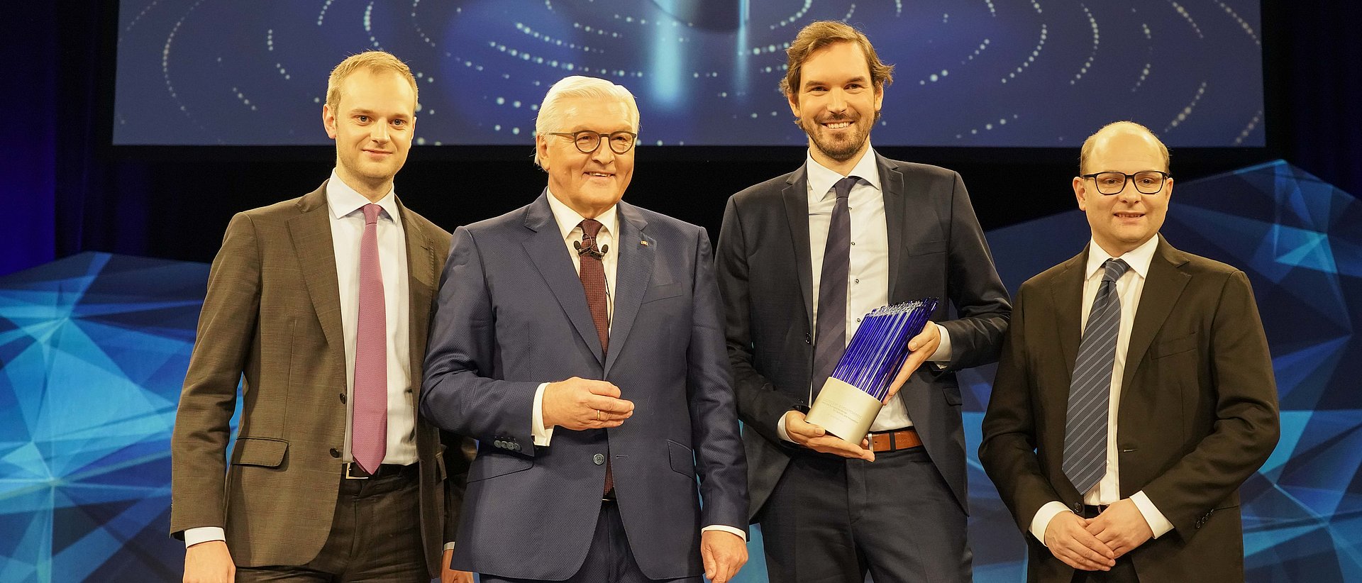 Bundespräsident Frank-Walter Steinmeier verleiht den Deutschen Zukunftspreis an Alexander Rinke, Martin Klenk und Bastian Nominacher.
