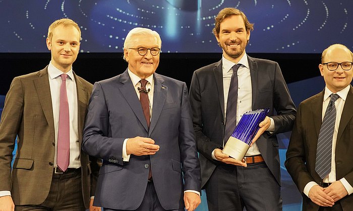 Federal President Frank-Walter Steinmeier presents the German Future Prize to Alexander Rinke, Martin Klenk and Bastian Nominacher. 