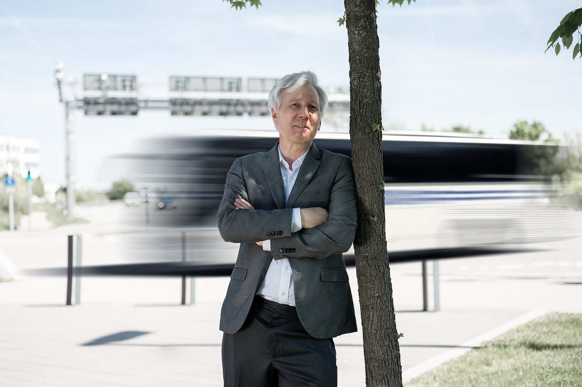 "With the digital real-time twin, we have created the prerequisite for supplementing the vehicle's view with an external view from a bird's eye perspective," says Prof. Alois Knoll from TUM.