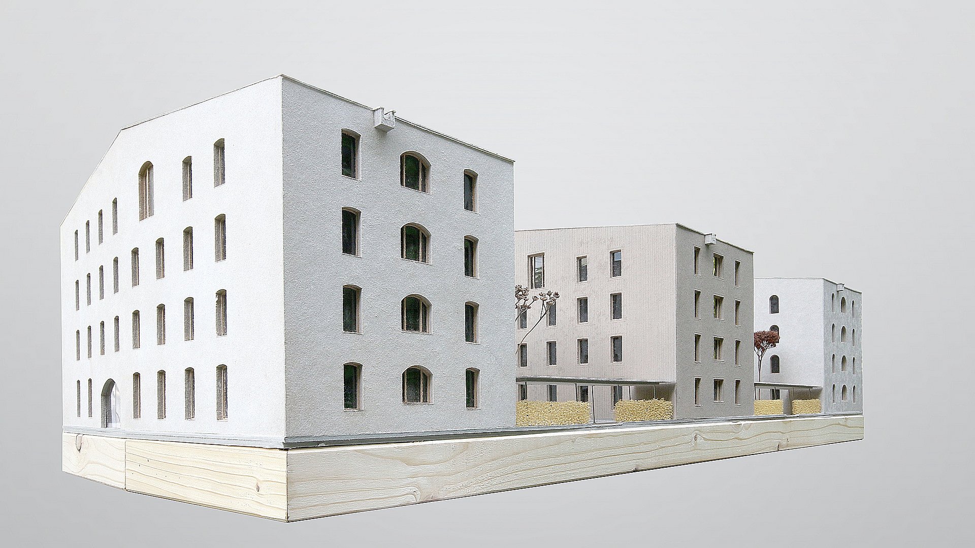 Modell der drei Wohnhäuser aus Mauerwerk, Massivholz und Leichtbeton.