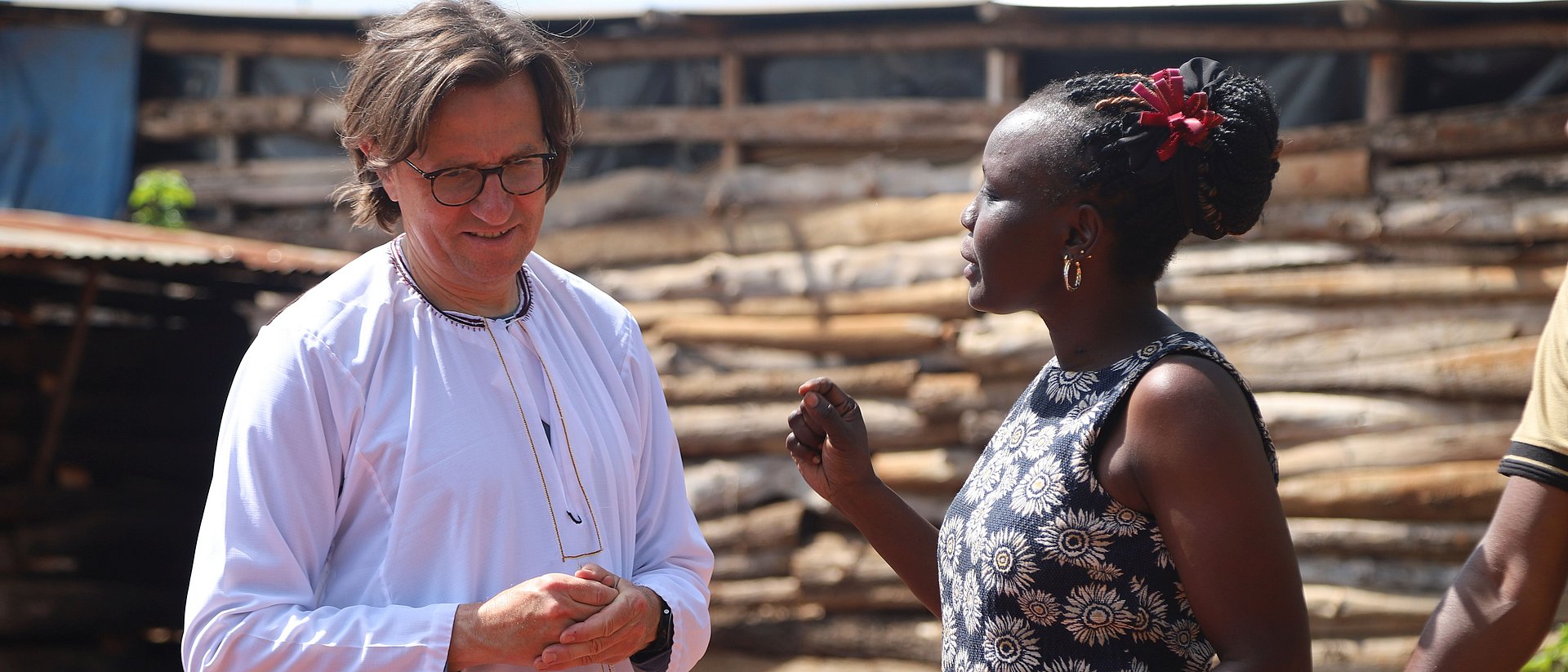 Prof. Frank-Martin Belz unterhält sich mit einer Kollegin aus Uganda.
