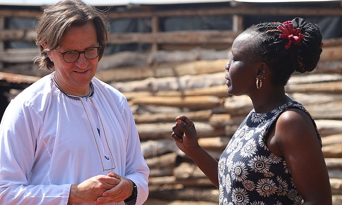 Prof. Frank-Martin Belz unterhält sich mit einer Kollegin aus Uganda.