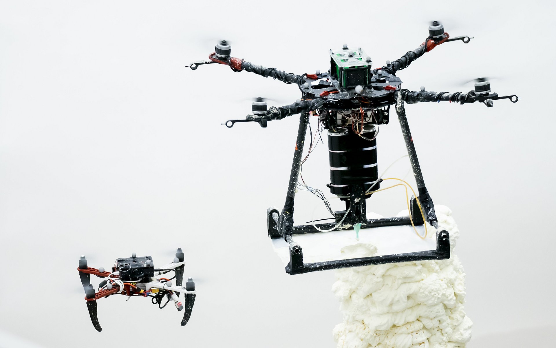 Zwei Drohnen, die für das Projekt Aerial-AM eingesetzt wurden. Zwei Drohnen, die für das Projekt Aerial-AM eingesetzt wurden.