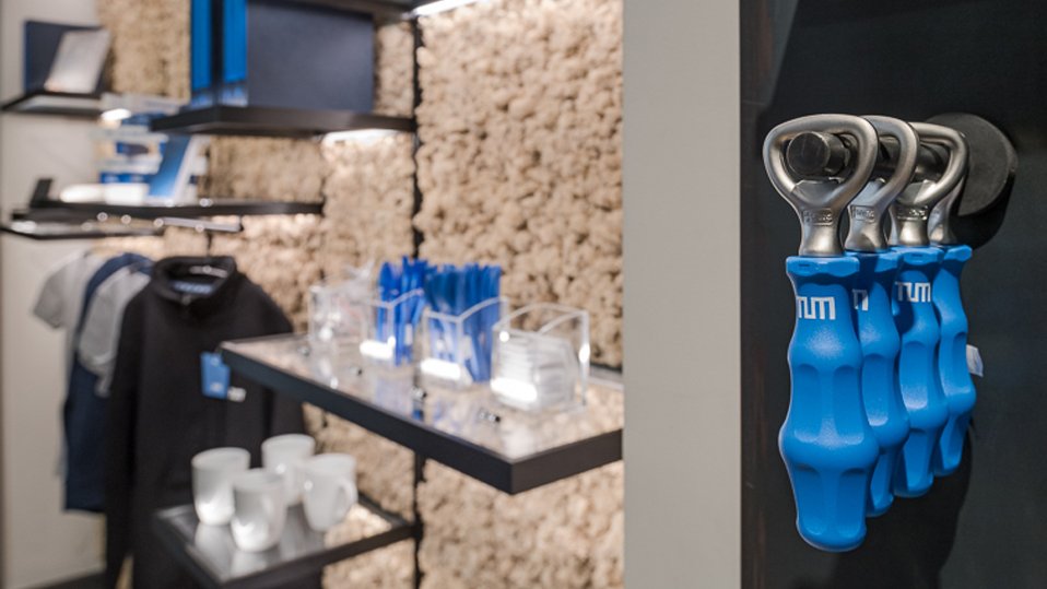 A bottle opener in TUM-blue: just one of many attractive items in the TUMshop at Main Campus. (Photo: Andreas Heddergott)