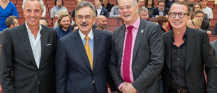 Thomas Kramer (Jürgen Manchot-Stiftung), TUM-Präsident Wolfgang A. Herrmann, Dr. Dietmar Gruchman (Erster Bürgermeister der Stadt Garching) und Thomas Manchot (Jürgen Manchot-Stiftung) (vlnr) bei der Einweihung des Jürgen Manchot-Hörsaals. (Bild: A. Heddergott / TUM)