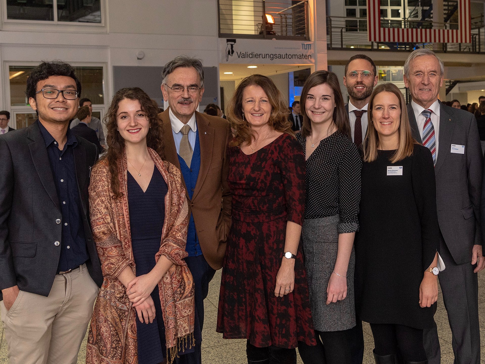 Scholarship holders with Maria Thon, Managing Director of the BayWa Foundation, TUM President Wolfgang A. Herrmann and Arnulf Melzer, TUM Fundraising Representative. (Image: A. Heddergott / TUM)