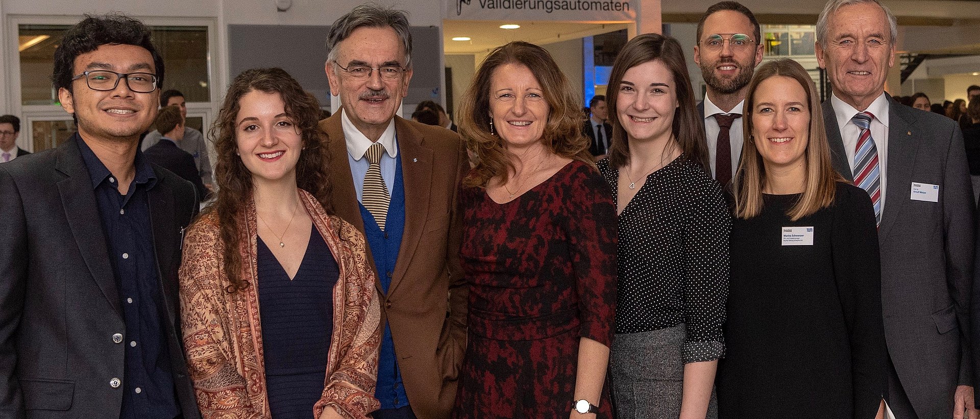 Stipendiatinnen und Stipendiaten mit Maria Thon, Geschäftsführerin der BayWa Stiftung, TUM-Präsident Wolfgang A. Herrmann und dem Fundraising-Bevollmächtigten Arnulf Melzer. (Bild: A. Heddergott / TUM)