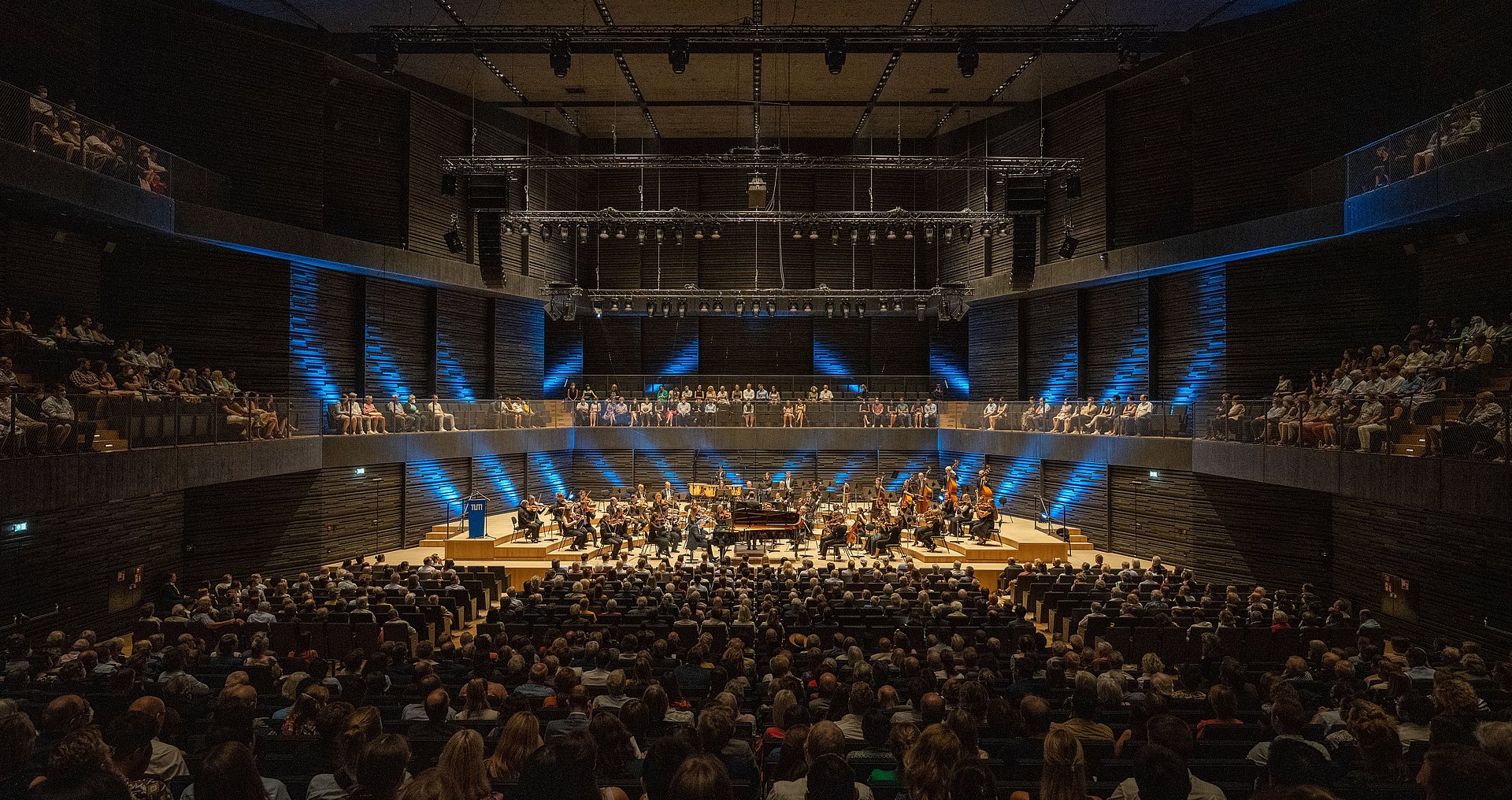 Isarphilharmonie während TUM Konzert Festlich beleuchtete Bühne der Isarphilharmonie während eines TUM Konzert mit SEM-Orchester
