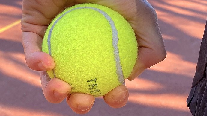 „Choking under pressure“ nennt man das Phänomen, wenn Menschen in einer Drucksituation versagen. Indem man einen Ball mit der linken Hand kräftig drückt, kann man dem entgegenwirken.