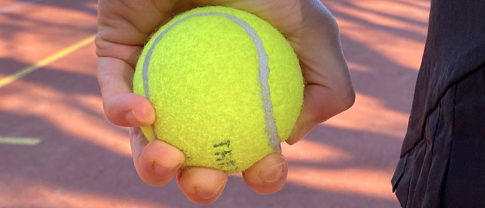 Hand squezzing ball "Choking under pressure" refers to when people fail under stress. A dynamic squeezing with the left hand can counteract this.