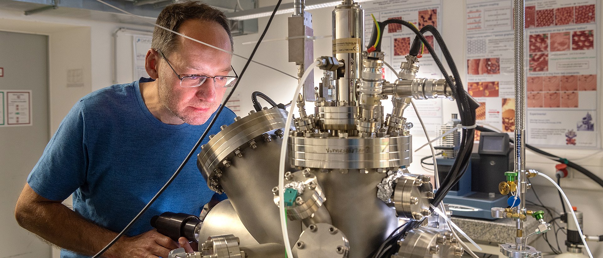 Markus Lackinger transferiert eine Probe in die Ultrahochvakuum-Kammer Markus Lackinger transferiert mittels Vakuumgreifer eine Probe in die Ultrahochvakuum-Kammer in seinem Labor. Sie enthält alle Einrichtungen zur Vorbereitung und Analyse von Proben im Vakuum