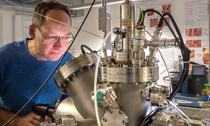 Markus Lackinger transferiert mittels Vakuumgreifer eine Probe in die Ultrahochvakuum-Kammer in seinem Labor. Sie enthält alle Einrichtungen zur Vorbereitung und Analyse von Proben im Vakuum