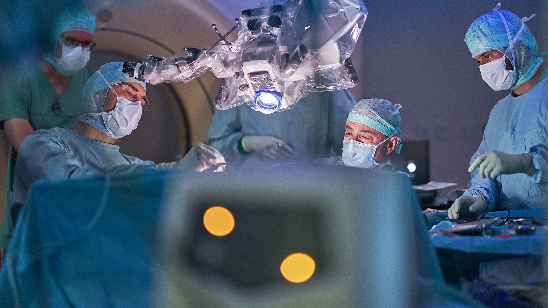 Ärzte bei einer Hirnoperation am TUM Klinikum Rechts der Isar 