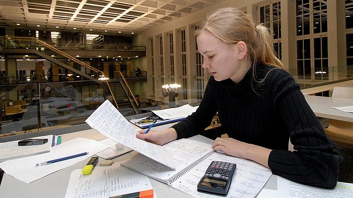 Studentin in Bibliothek