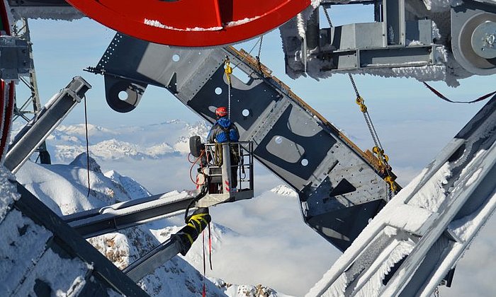 Die Bayerische Zugspitzbahn transportiert jährlich eine halbe Million Menschen auf die Zugspitze. Über die viereinhalb Kilometer lange Fahrt kreuzt sie nur eine Stütze, deshalb ist das freie Spannfeld mit 3.213 Metern das Längste der Welt.