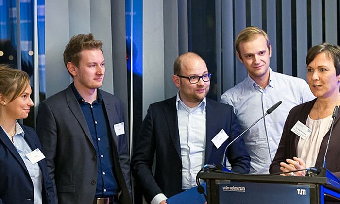 TUM-Vizepräsidentin Ehrenberger (r.) zeichnet das Celonis-Team mit dem Entrepreneurship-Award der TUM.