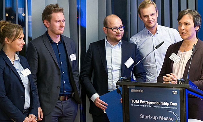 TUM Vice President Ehrenberger (r.) presents the Celonis team with TUM's Entrepreneurship Award