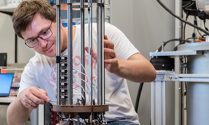 Andreas Wendl von der TUM bei der Montage eines supraleitenden Magneten in Vorbereitung der experimentellen Untersuchung der neuen Klasse von Quantenphasenübergängen.