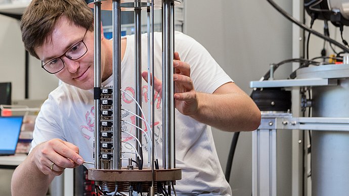 Andreas Wendl von der TUM bei der Montage eines supraleitenden Magneten in Vorbereitung der experimentellen Untersuchung der neuen Klasse von Quantenphasenübergängen.