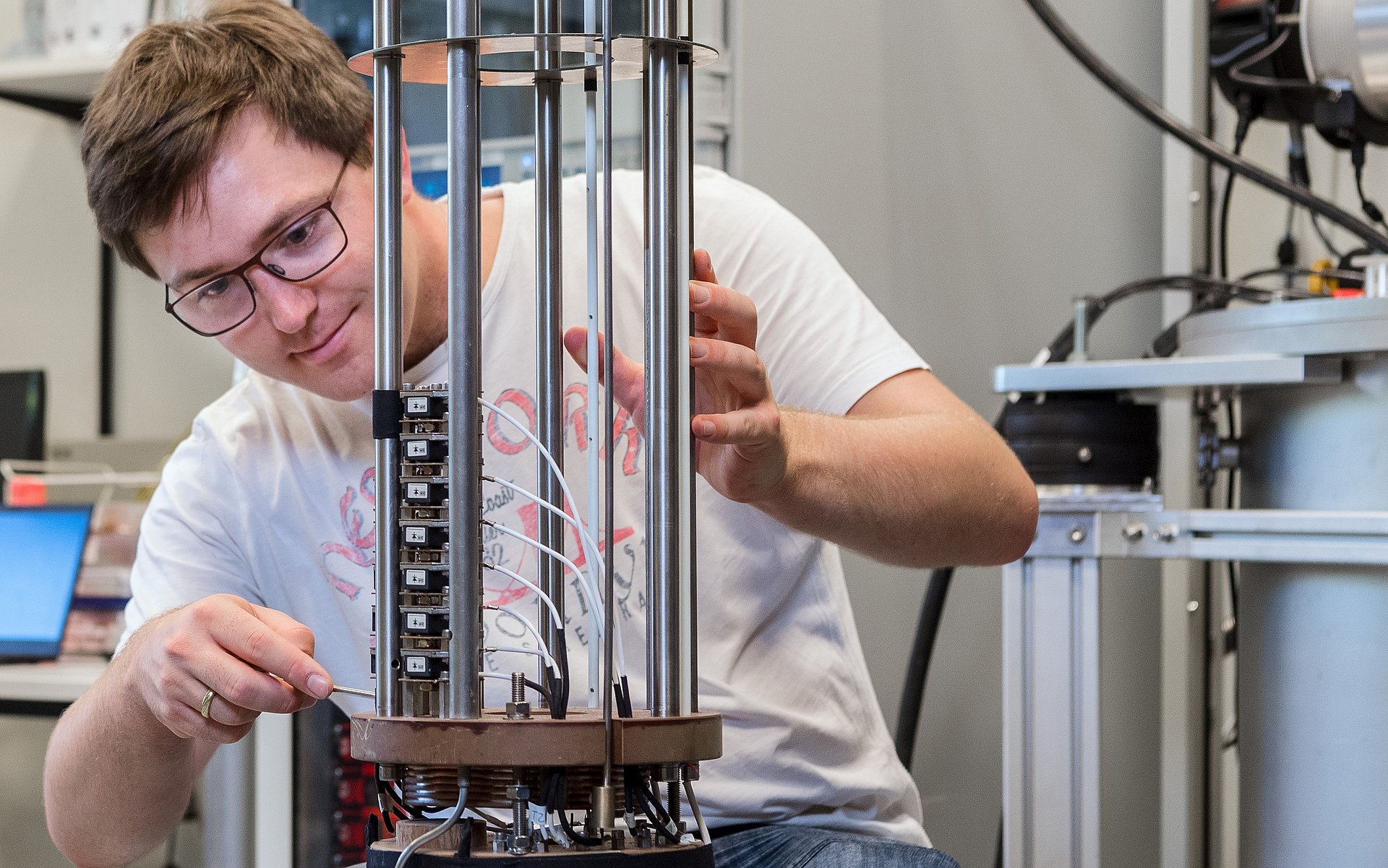 Andreas Wendl von der TUM bei der Montage eines supraleitenden Magneten in Vorbereitung der experimentellen Untersuchung der neuen Klasse von Quantenphasenübergängen.