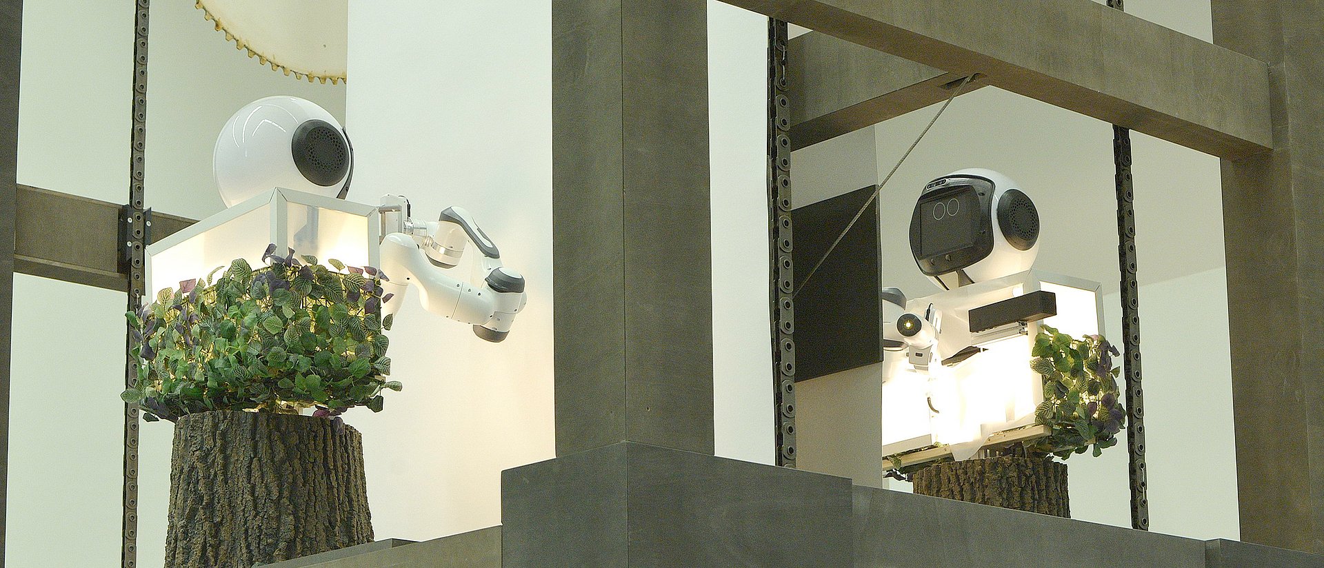 Der Roboter GARMI, bestehend aus Kopf und Rumpf, im Paternoster der Pinakothek der Moderne.