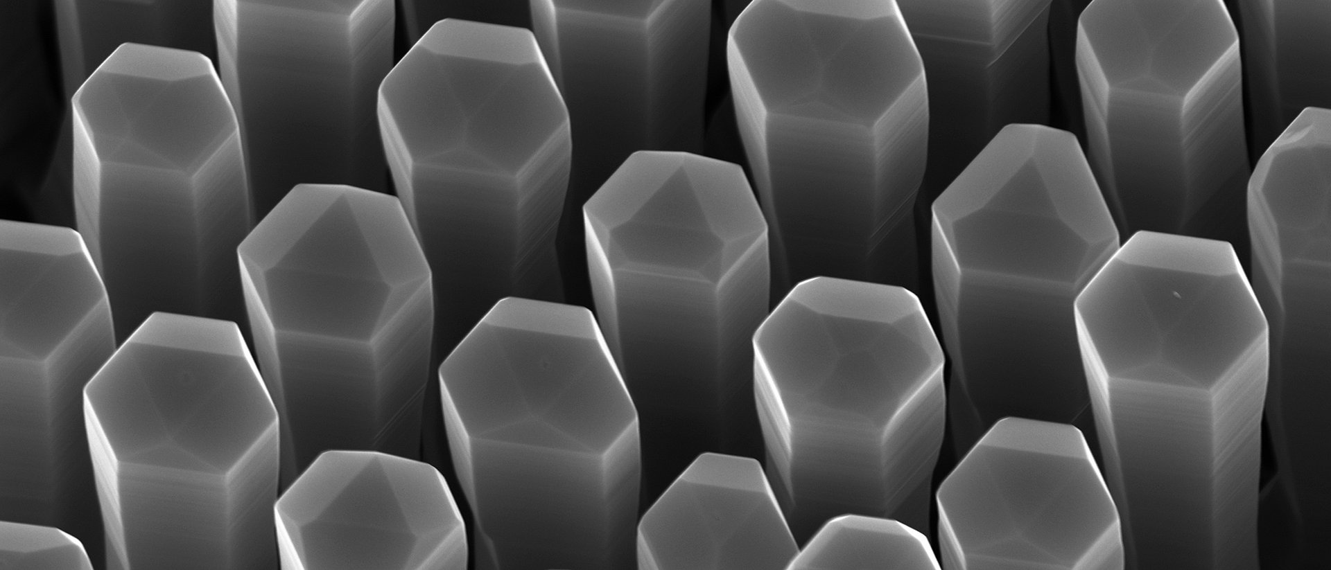 Nanodrähte aus Germanium-Silizium-Legierung mit hexagonalem Kristallgitter können Licht erzeugen. Für Photonik-Chips könnten sie direkt in die gängigen Prozesse der Silizium-basierten Halbleitertechnologie integriert werden.