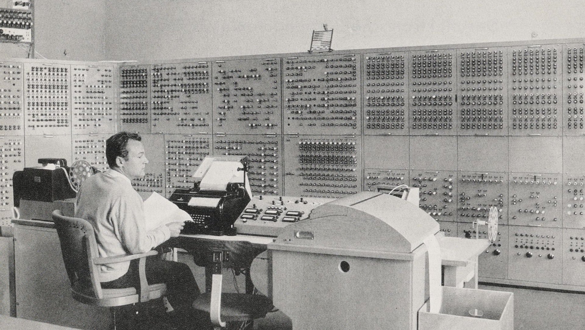 Historical image of the Input station of the Program-Controlled Electronic Computing Machine Munich (PERM).
